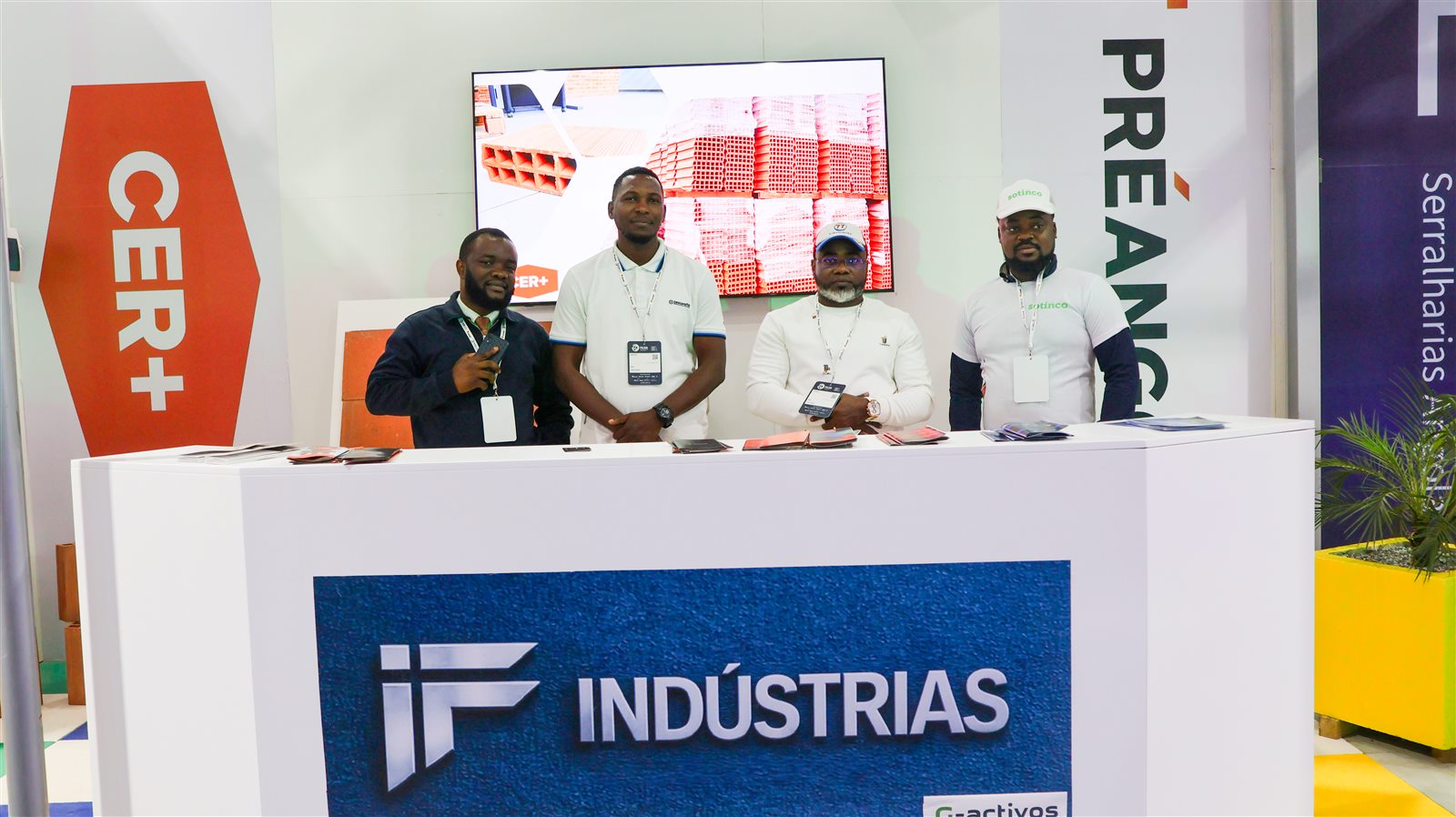 Representantes da Indústrias Group no stand da FILDA 2026